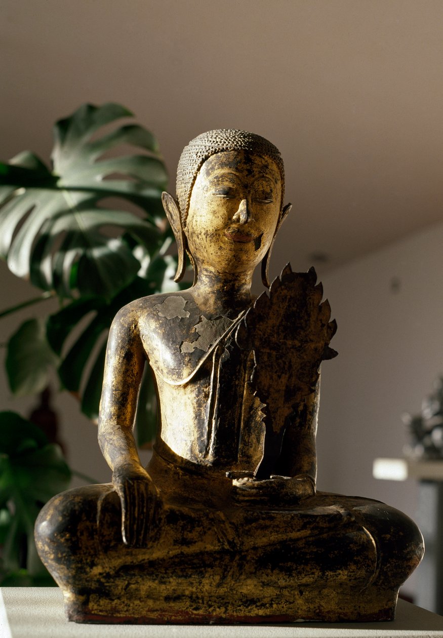 Buddha Bhumisparsa Mudra gesztusban ül meditáció közben (szobor alkotó: School Siamese