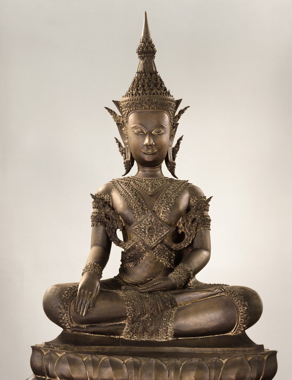 Életnagyságú Buddha királyi öltözékben (bronz) alkotó: School Siamese