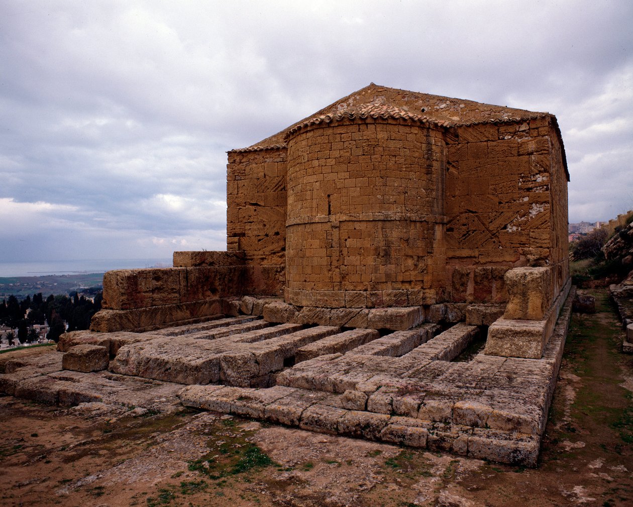 Kilátás a San Biagio középkori templomára, amely Demetra templomára épült, ie 480-470 alkotó: School Sicilian