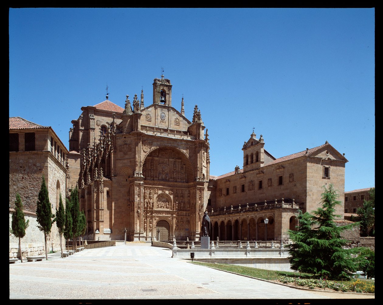 Kilátás a lemezes homlokzatra alkotó: School Spanish