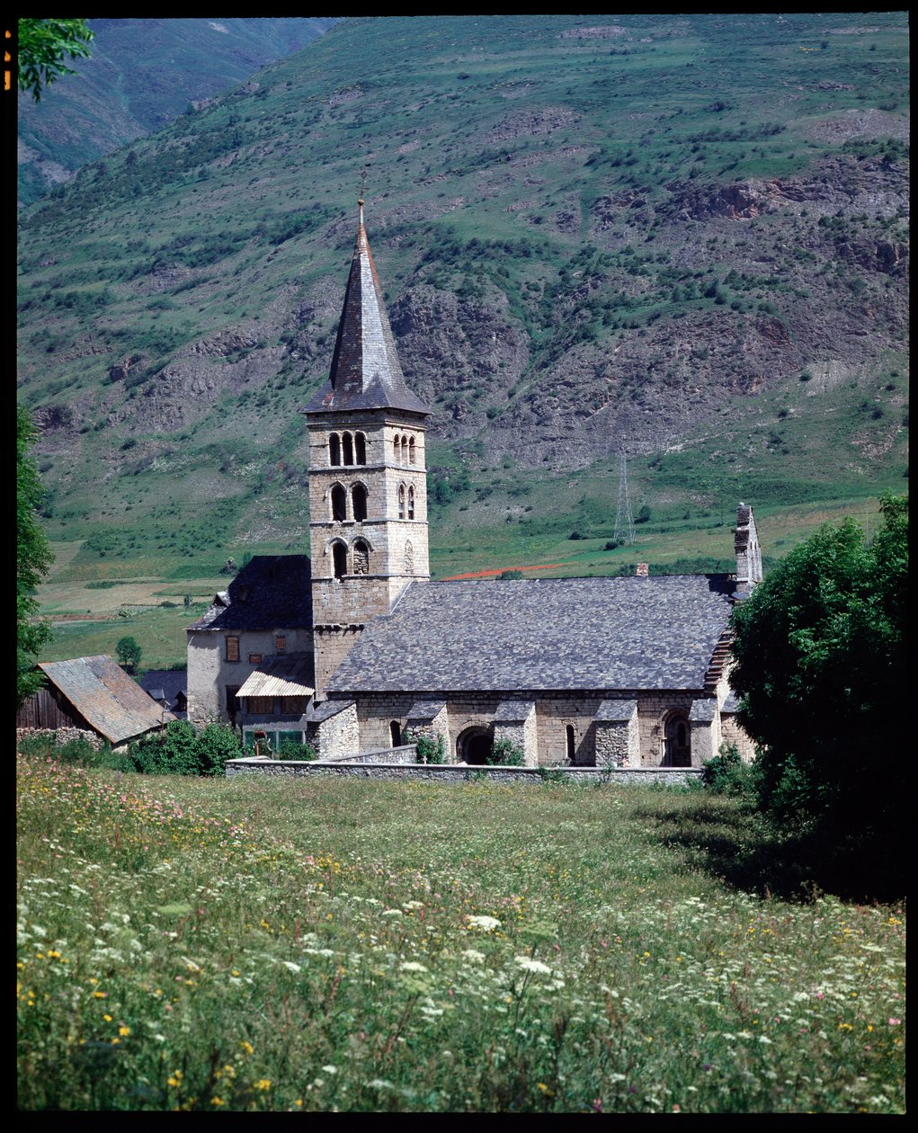 Kilátás a Szent Mária, Arties templomra (fotó) alkotó: School Spanish