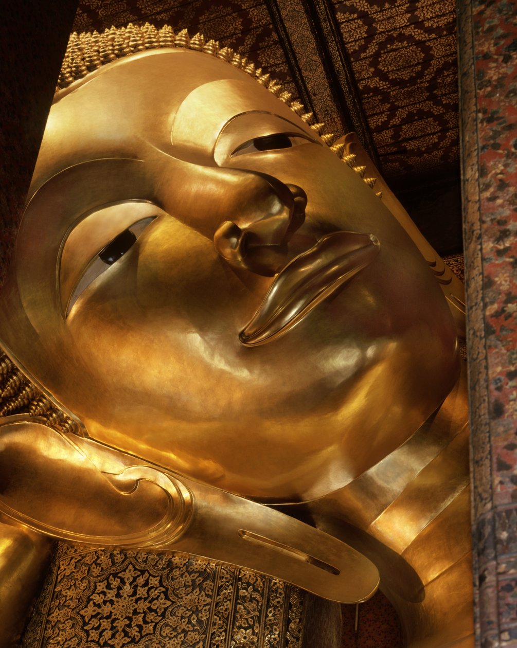 Részlet a fekvő Buddháról (fém) alkotó: School Thai