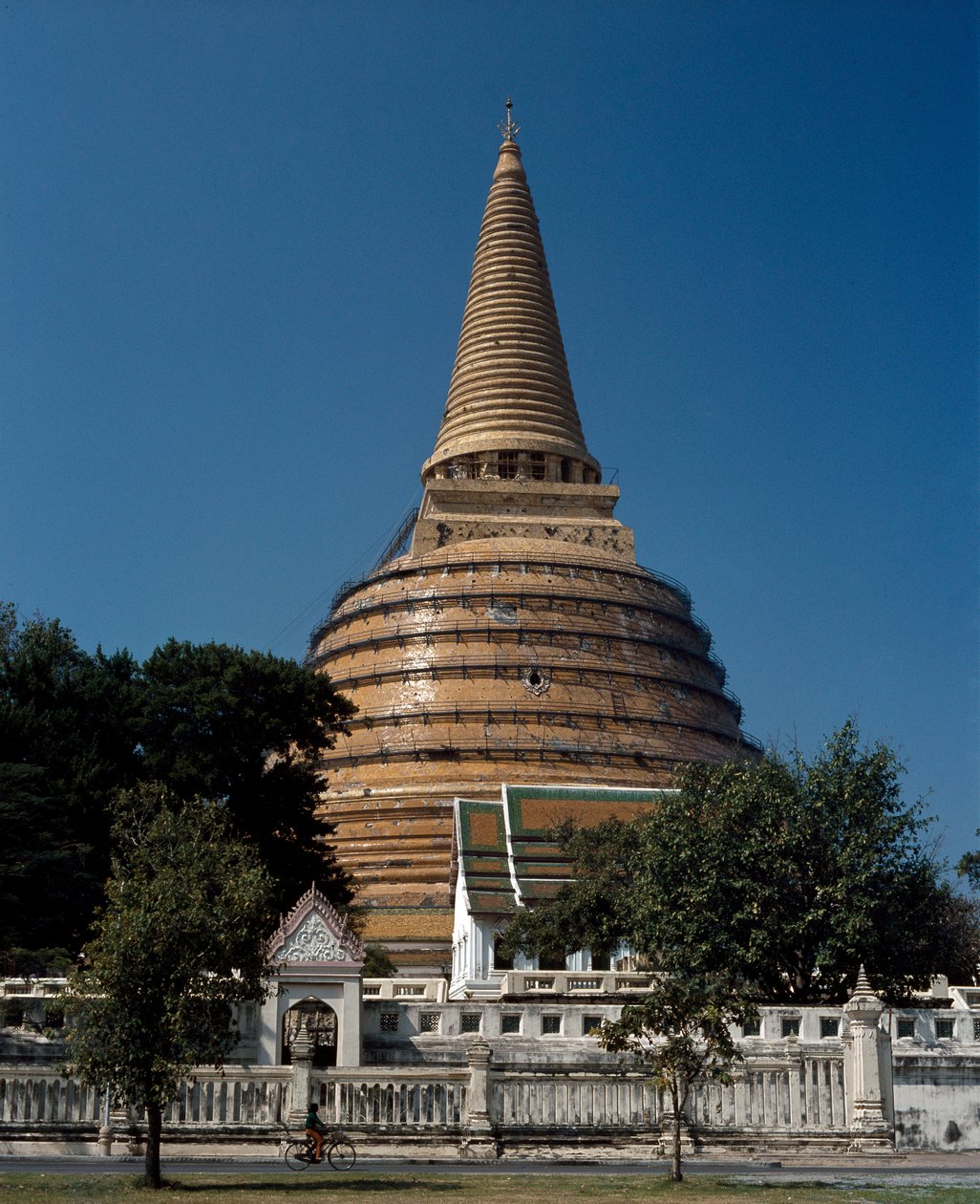Kilátás a buddhista templomra alkotó: School Thai
