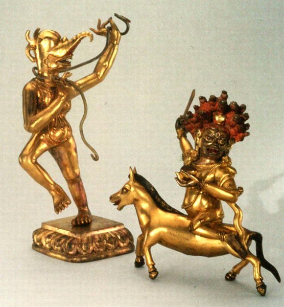 Makaravakitra és Sridevi (aranyozott bronz) alkotó: School Tibetan
