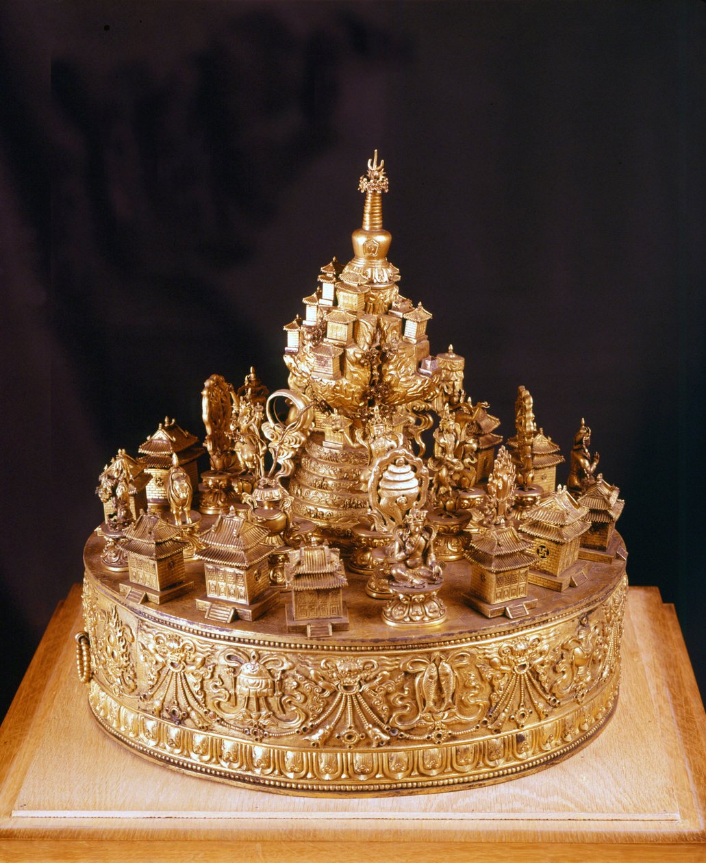 Mandala Tibetain: ritka darab sculppé arany bronzból. A mandala az isteni kozmosz képe, melynek közepén a Merou-hegy, a legfelsőbb isten, Indra palotája által körülvett hegy, amelyet négy kontinens vesz körül - Musée Guimet, Párizs alkotó: School Tibetan