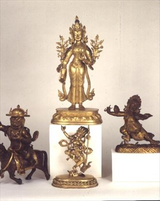 Padmapani kínai-tibeti aranyozott sárgaréz figura; Dam-can Dor-je Legs-pa kelet-tibeti aranyozott bronz alakja; Szjamatara kínai-tibeti alakja; Vadzsravavali polikróm figurája (bronz) alkotó: School Tibetan