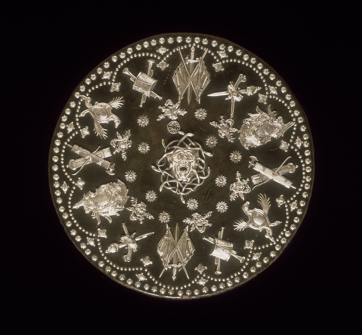 Dress Targe, annak a felszerelésnek a része, amelyet James, Perth 3. hercege ajándékozott Charles Edward Stuartnak, 1740 (fa, sertésbőr és ezüst) alkotó: Scottish School