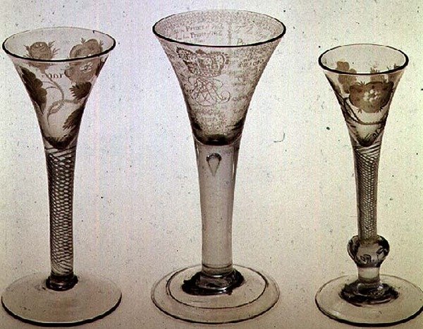 Jakobita üvegáruk: balról jobbra: borospohár trombitás tállal, 1745; Ámen pohár, VIII. Jakab skót király, 1725; Borospohár trombitás tállal, 1750 (üveg). alkotó: Scottish School
