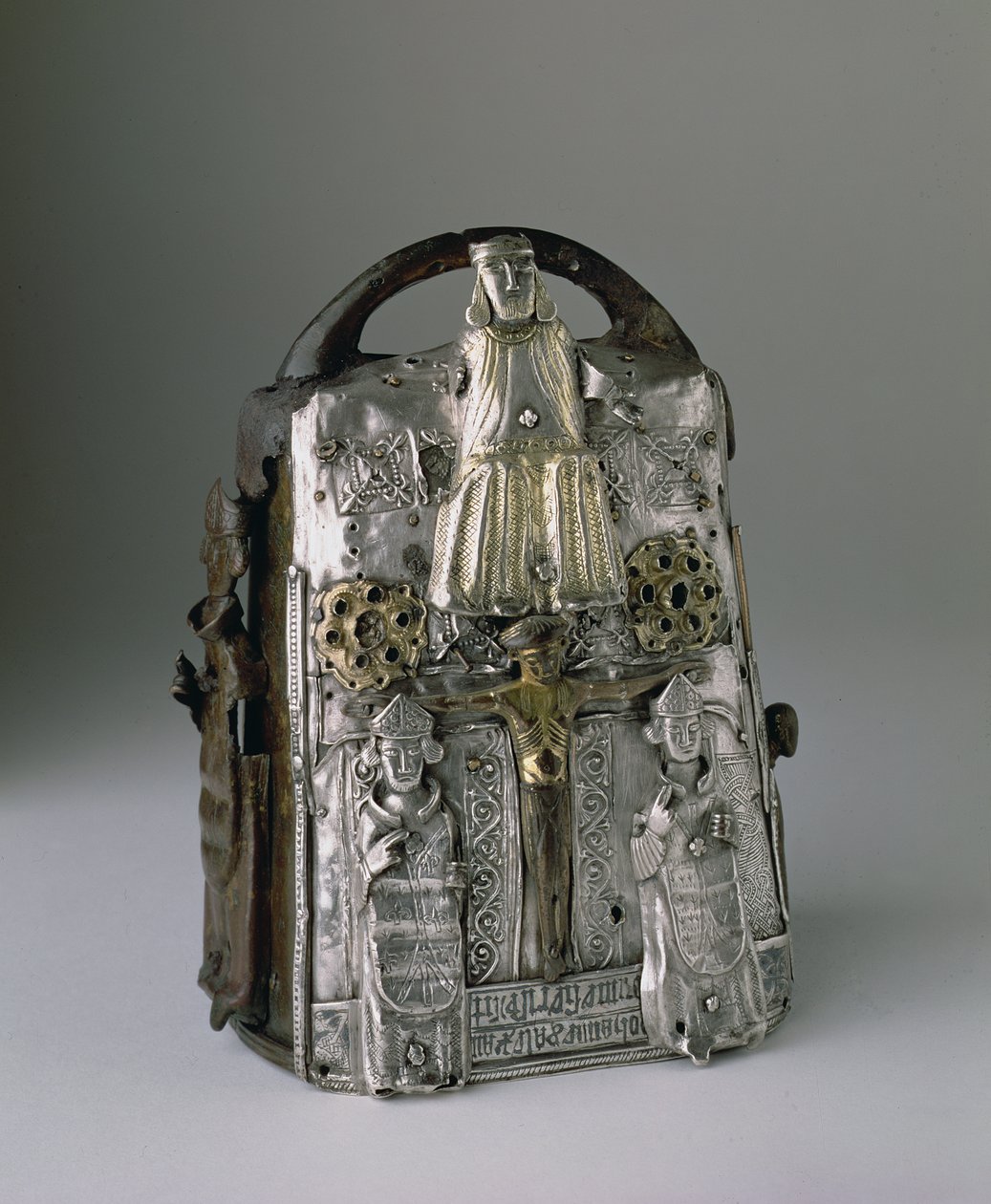 Guthrie Bell Shrine, Isten és a keresztre feszítés ábrázolása, latin nyelvű felirat, a Guthrie kastélyban, Forfarshire (fémmunka) alkotó: Scottish School