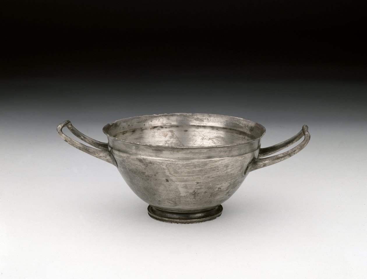 Kupa, a krími Nymphaeum IV. sírjából, Kr. e. 5. század (ezüst) alkotó: Scythian
