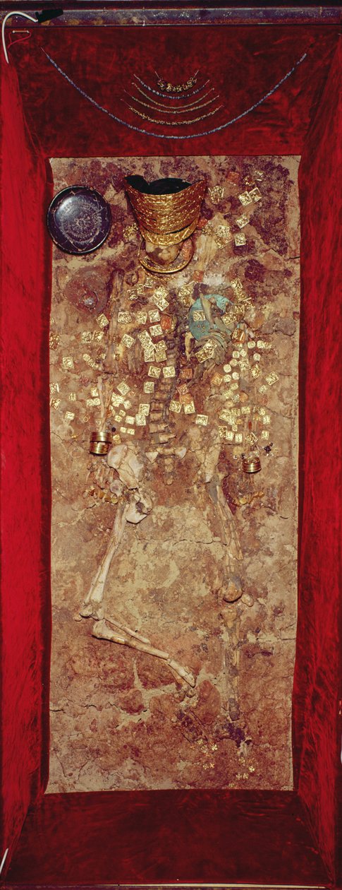 Múmia aranykoronával és síremlékekkel (vegyes technika) alkotó: Scythian