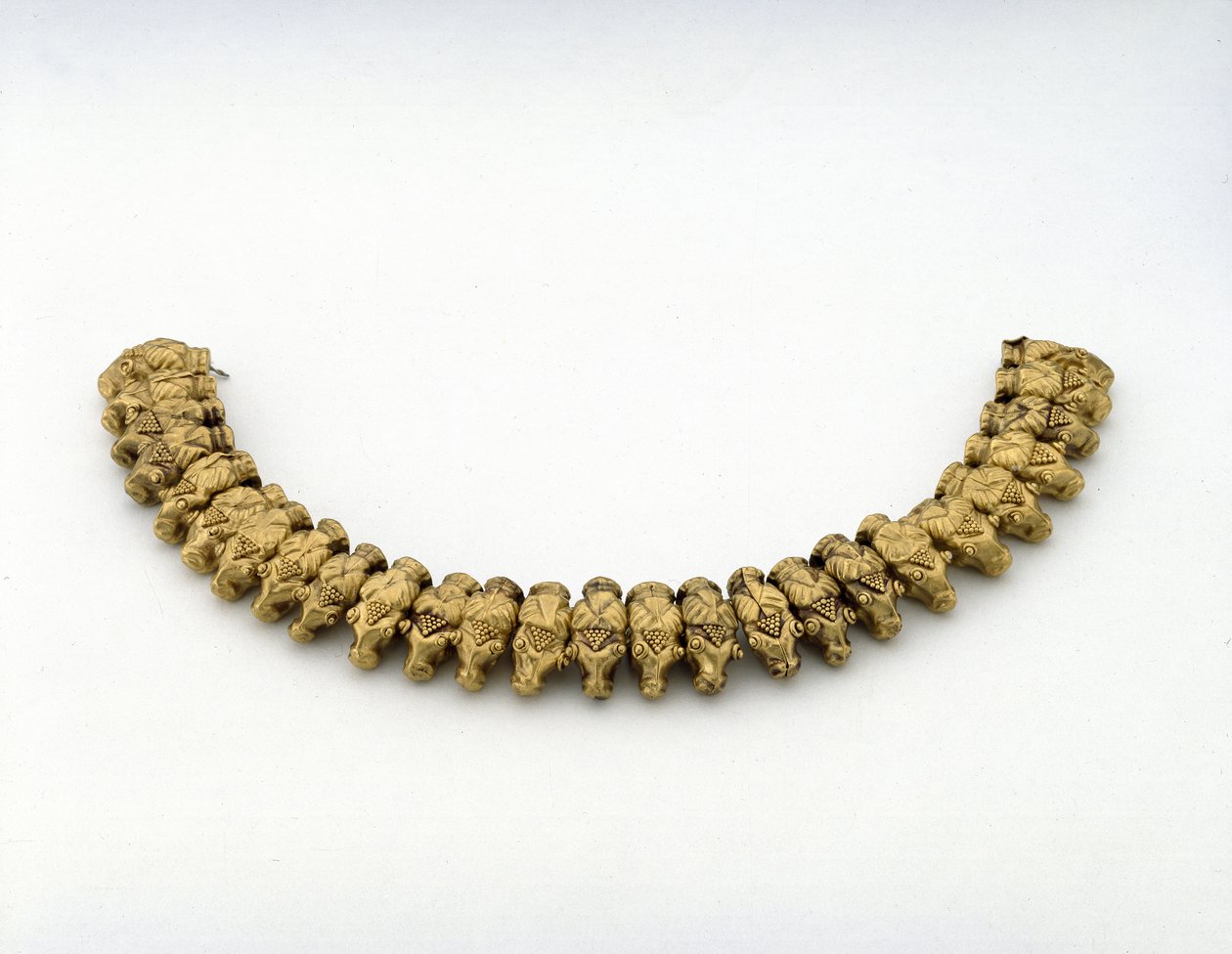 Nyaklánc kosfejekből, a krími Nymphaeum II. sírjából (arany) alkotó: Scythian