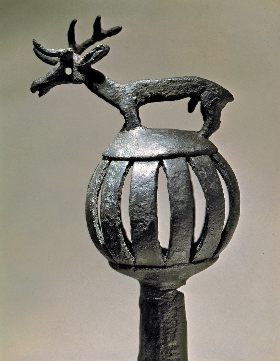 Art Scythian (szkíta civilizáció vagy Szkíta): bronz tankdísz, tetején szarvas figurája. A Kr.e. 7. - 6. századi objektum. Szentpétervár, Ermitázs Múzeum alkotó: Scythian