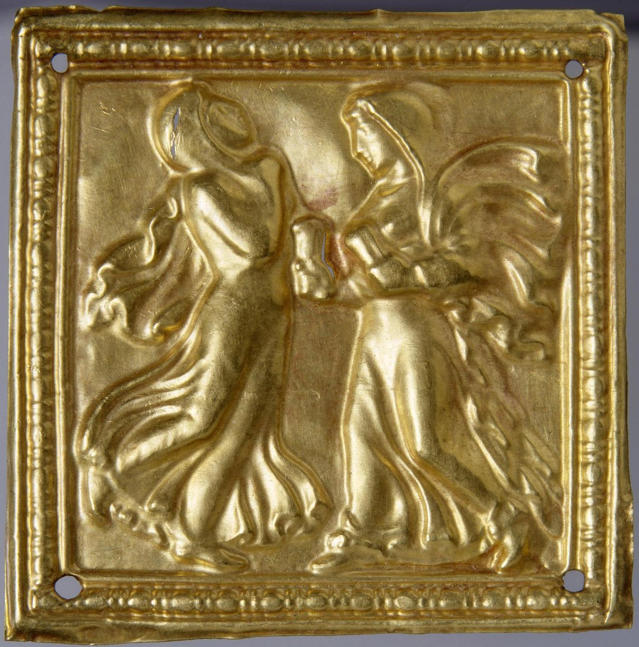 Art des steppes - szkíta művészet : Négyzet alakú emléktábla táncosokkal. Arany, méret: H 4,7, ie 4. század, Állami Ermitázs, Szentpétervár alkotó: Scythian