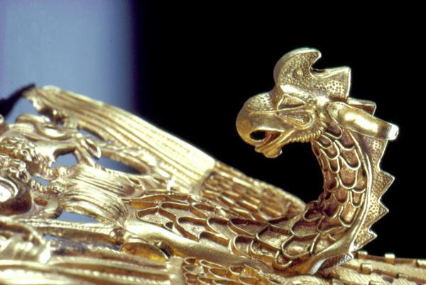 Részlet egy fejpántról egy kecskét tartó griffel (arany) alkotó: Scythian