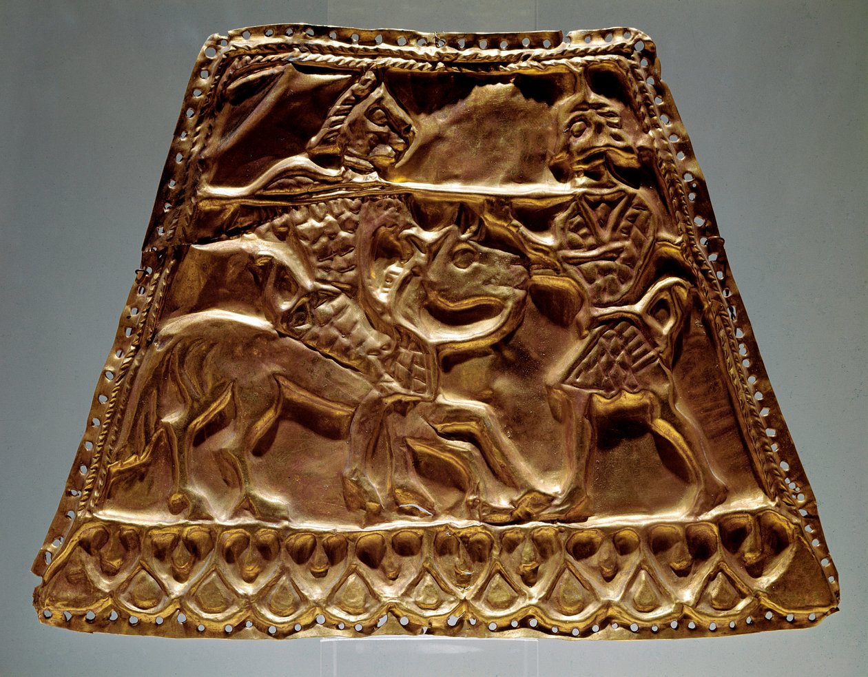 Arany lap, amelyen egy lovas látható, aki lándzsával támad egy harcosra (szkíta művészet, Kr.e. 5-3. század) alkotó: Scythian