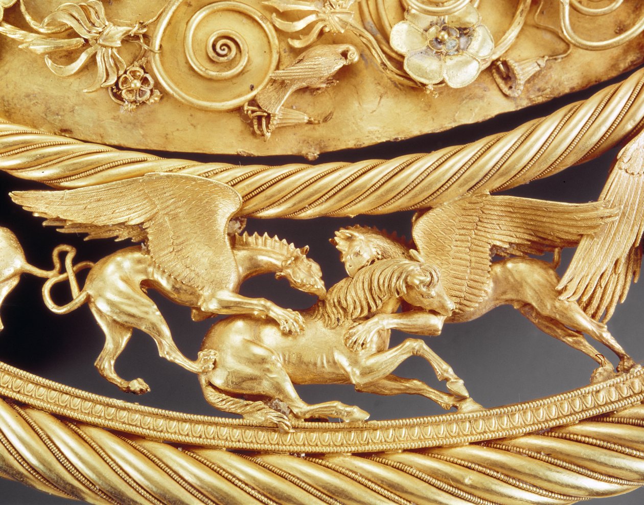 Lóra támadó griffek, részlet egy arany mellvértről, Tovsta Mohylából, szkíta, Kr. e. 4. század. alkotó: Scythian
