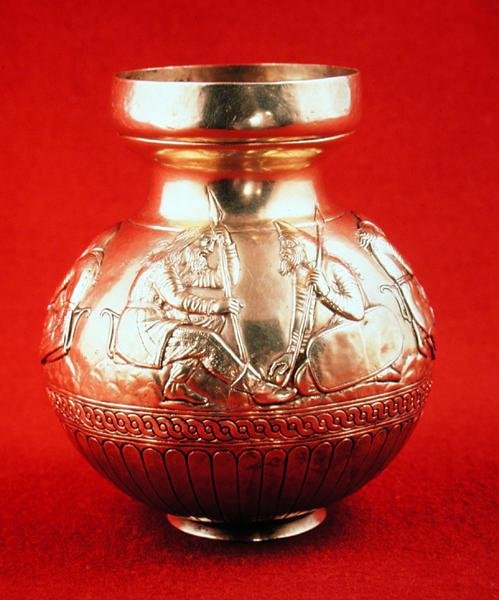 Szkíta életképekkel díszített korsó, Kul Obából, Krím-félsziget, Ukrajna (arany) alkotó: Scythian