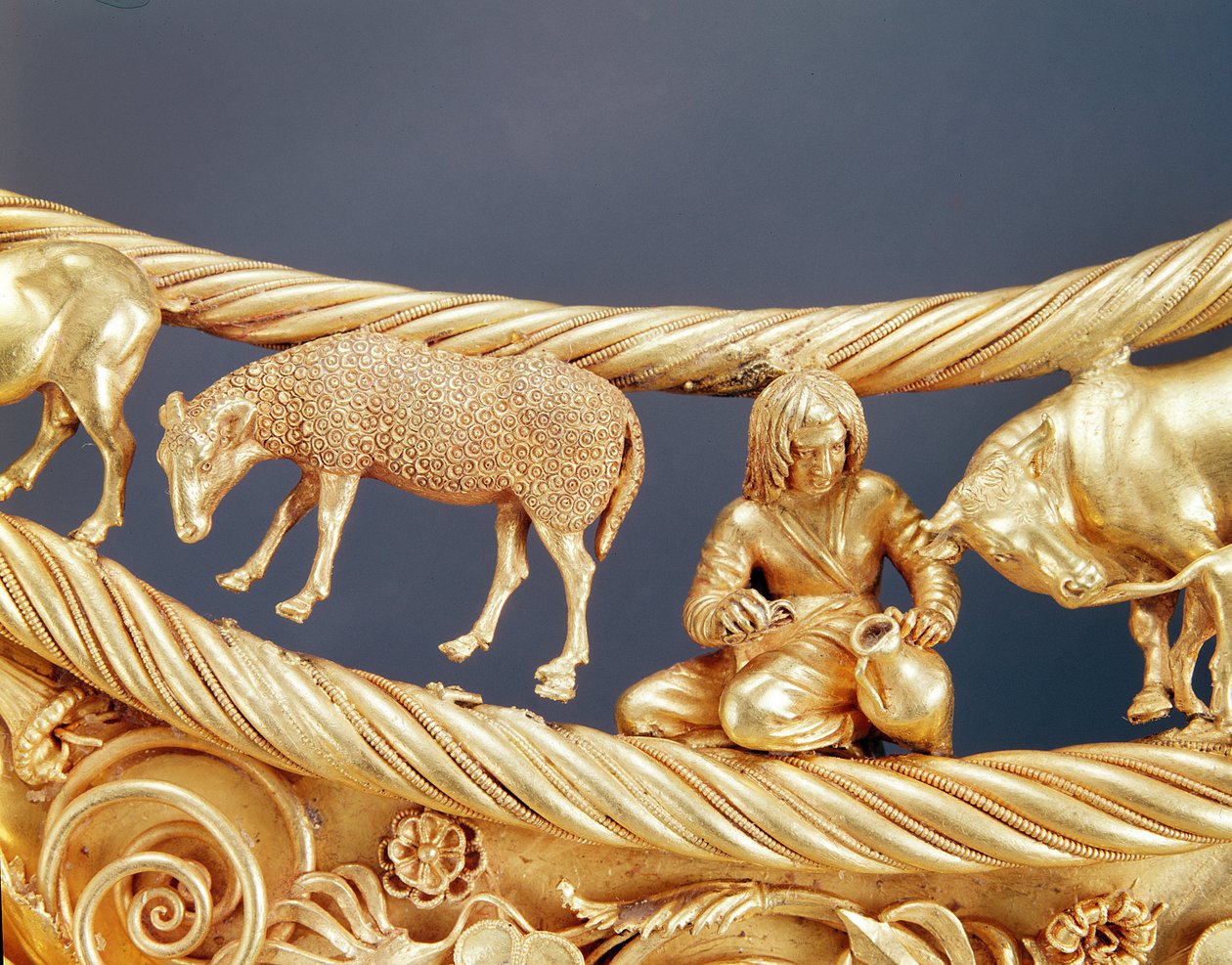 Juhfejés, egy arany mellvért részlete Tovsta Mohylából, szkíta, Kr.e. 4. század alkotó: Scythian