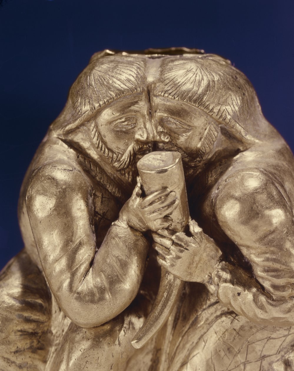 Két szkítát ábrázoló emléktábla, akik megosztanak egy italt (arany) (343170 részlet) alkotó: Scythian