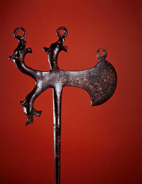 Állatfejekkel díszített fejsze alakú tű (bronz) alkotó: Scythian Scythian