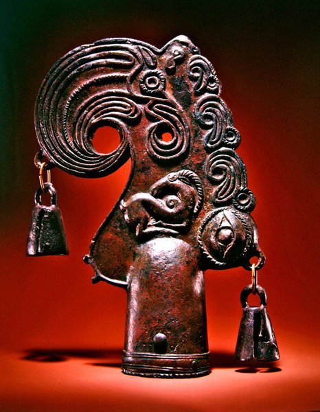Végső, fantasztikus, állatokkal, emberi szemmel és harangokkal díszített madárfej, Kr.e. 5-6. század (bronz) alkotó: Scythian Scythian