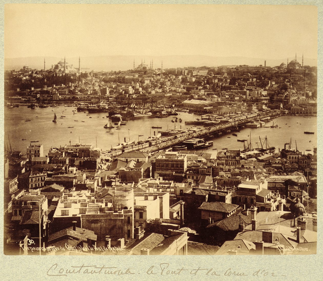 Panoráma, kilátással Isztambulra és a Boszporusz folyóra, 1890 körül (f/w fotó) alkotó: Sebah and Joaillier