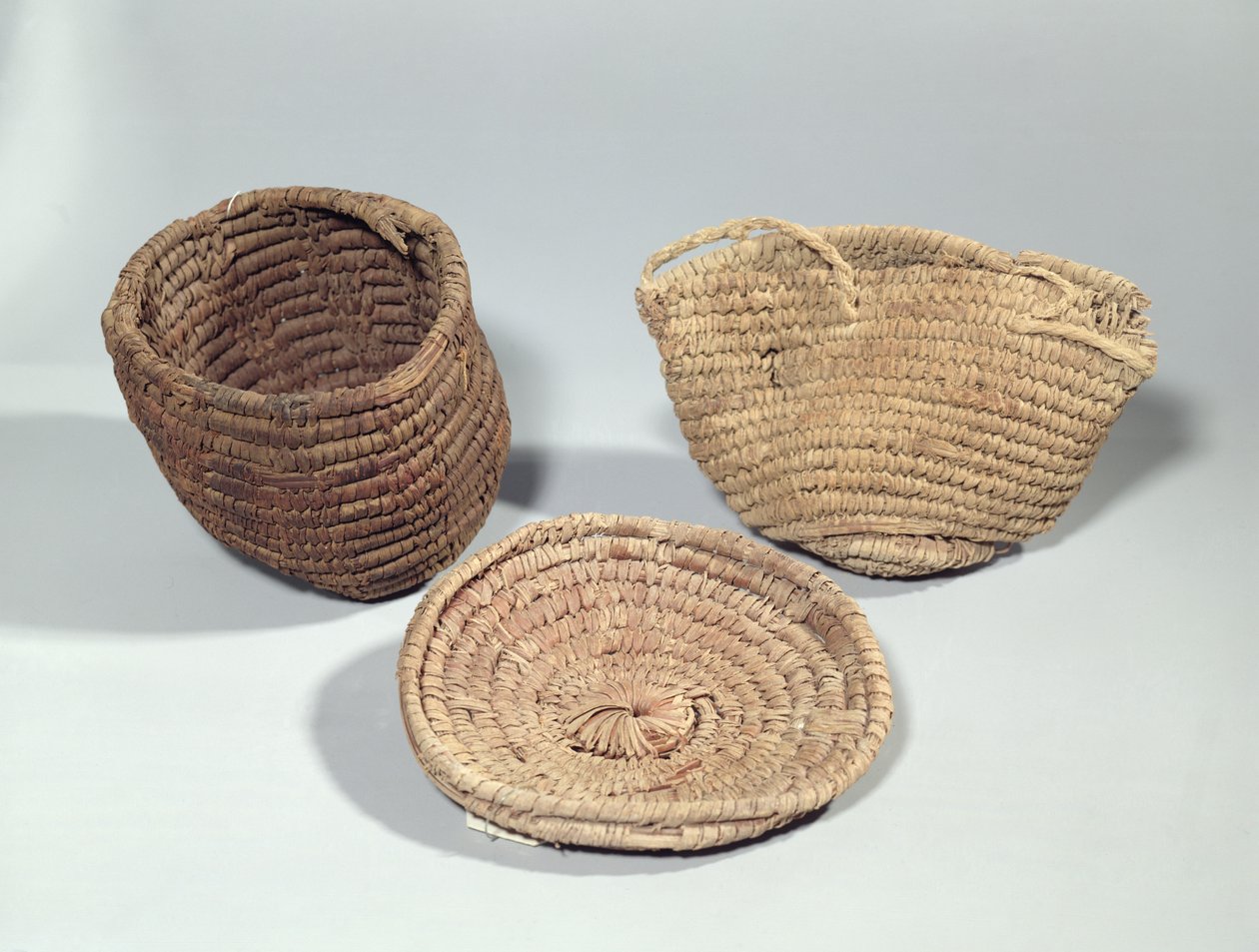 Két kosár és egy huzat (szőtt pálmalevél) alkotó: Second Intermediate Period Egyptian