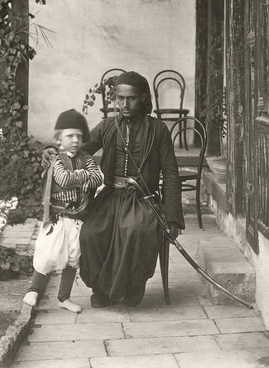 Arab kawass (oszmán gárda) egy fiatal fiúval egy ház kertjében Jeruzsálem Júdea kerületében, 1867 alkotó: Sergeant Henry Phillips
