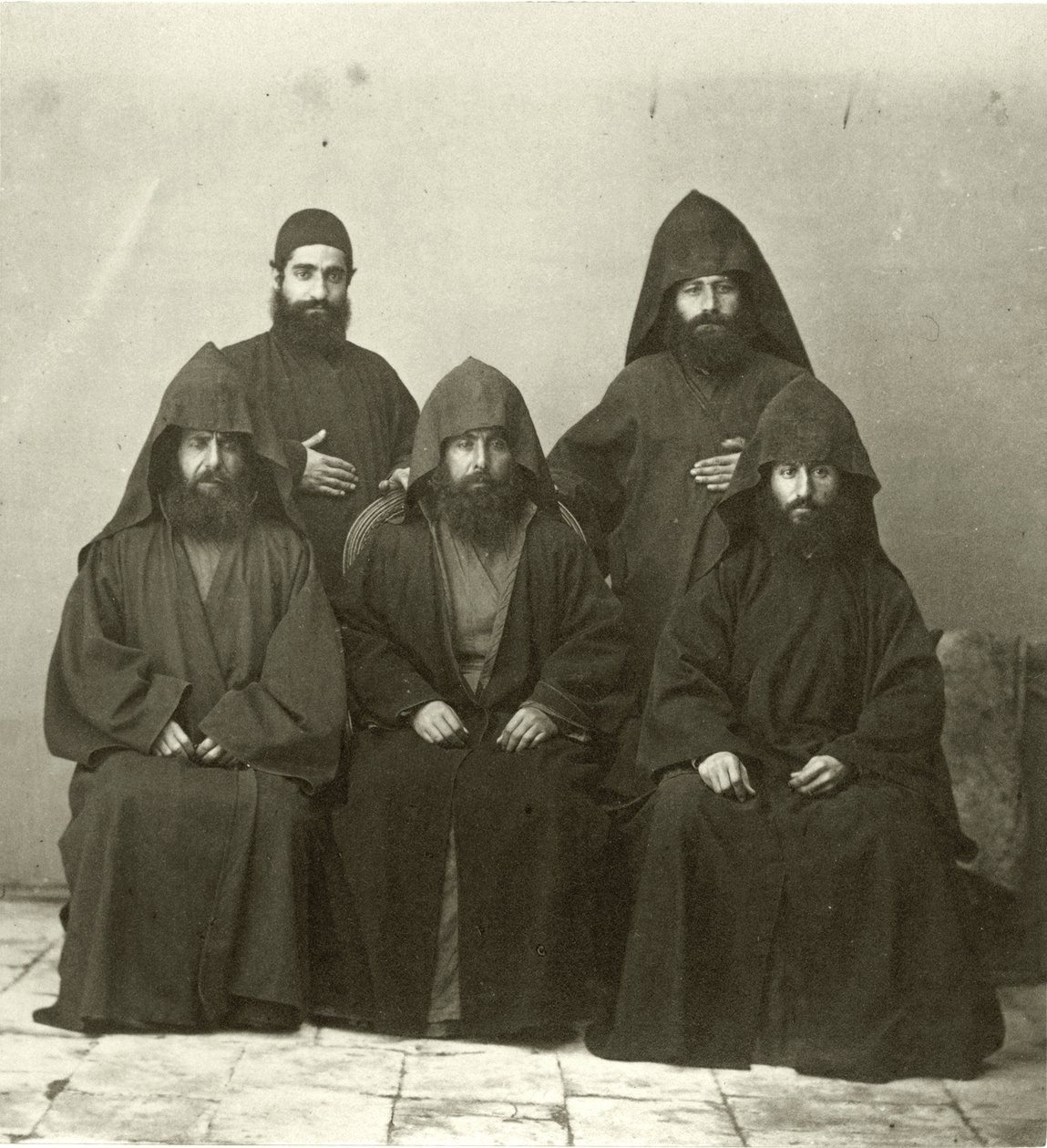 5 örmény papból álló csoport a Mediterrane Hotel udvarán, Jeruzsálem, 1867 alkotó: Sergeant Henry Phillips