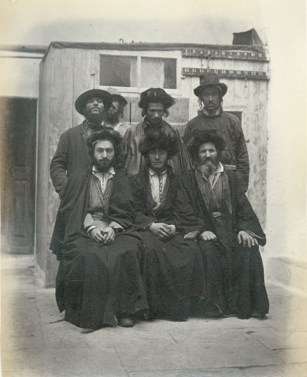 7 lengyel zsidó csoport a Mediterrane Hotel udvarán, Jeruzsálem, 1867 alkotó: Sergeant Henry Phillips