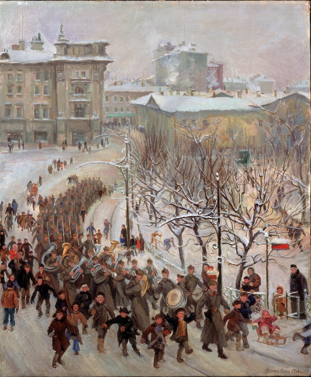 A Vörös Hadsereg emberei. A Szovjetunió csapatainak felvonulása egy hóval borított város utcáin a második világháború idején (1939-1945), amelyet menetzenekar előz meg, vidám gyerekek kíséretében. Szergej Ivanovics festménye alkotó: Sergei Ivanovich Markin