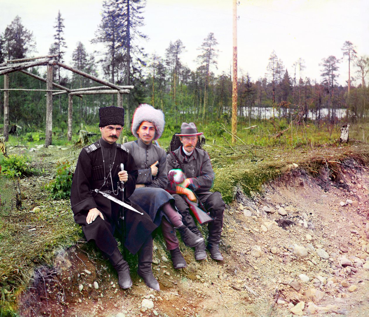 Szergej Mihajlovics Prokudin-Gorszkij fotós és két férfi kozák ruhában, Murmanszki Vasút, Orosz Birodalom 1915 alkotó: Sergey Prokudin Gorsky