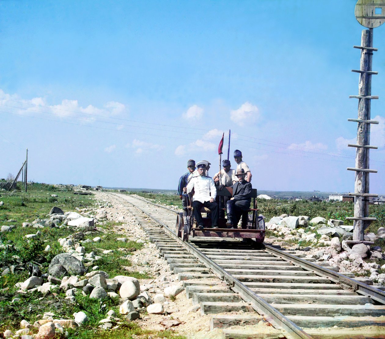 Szergej Prokudin-Gorszkij fotós, egy tisztviselő és négy vasutas, aki egy vasúti kézikocsin utazik Petrozsény mellett a Murmanszki vasúton, Orosz Birodalom, 1915 alkotó: Sergey Prokudin Gorsky