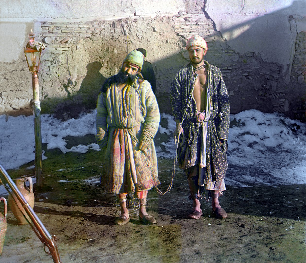 Két béklyós fogoly és egy őr mögöttük, Orosz Birodalom, 1905 és 1915 között alkotó: Sergey Prokudin Gorsky