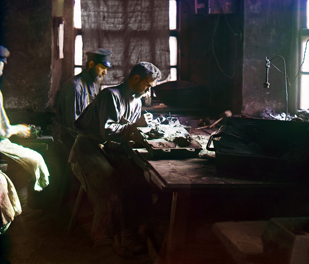 Művészi öntvényt formázó munkások a Kasli Vasműben, Urál-hegység, Orosz Birodalom, 1910 alkotó: Sergey Prokudin Gorsky