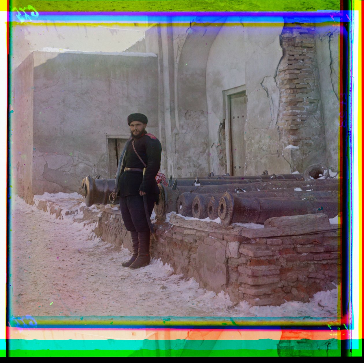 Egy orosz katona őrködik egy palotában, régi ágyúk mellett Bukharában, 1915 alkotó: Sergey Prokudin Gorsky