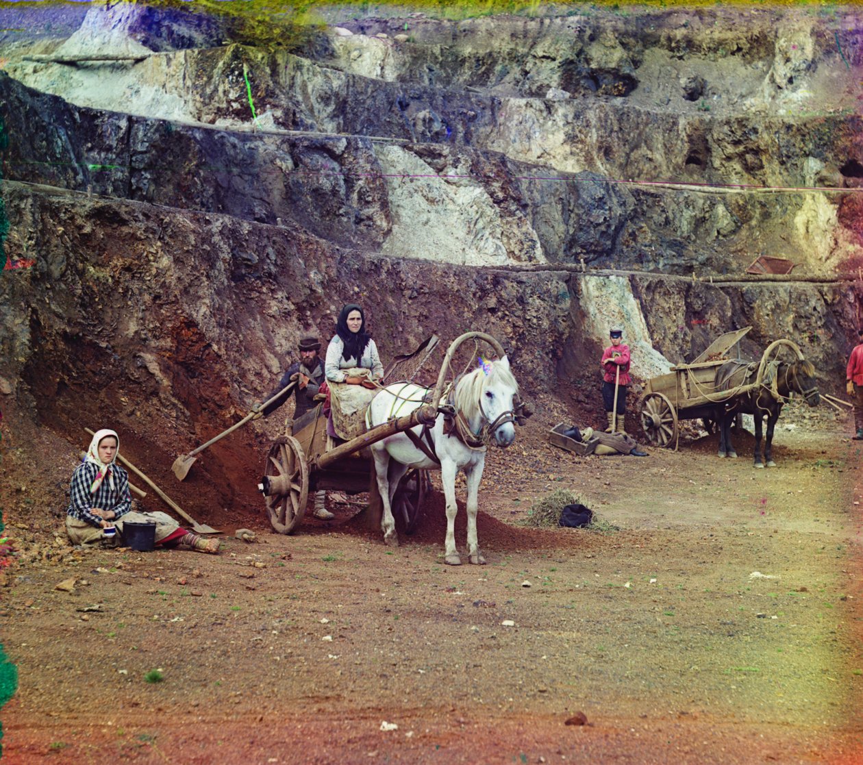 Egy család, lapáttal, lovas kocsival, a bakalyi vasbányáknál dolgozott, 1905-1915 alkotó: Sergey Prokudin Gorsky