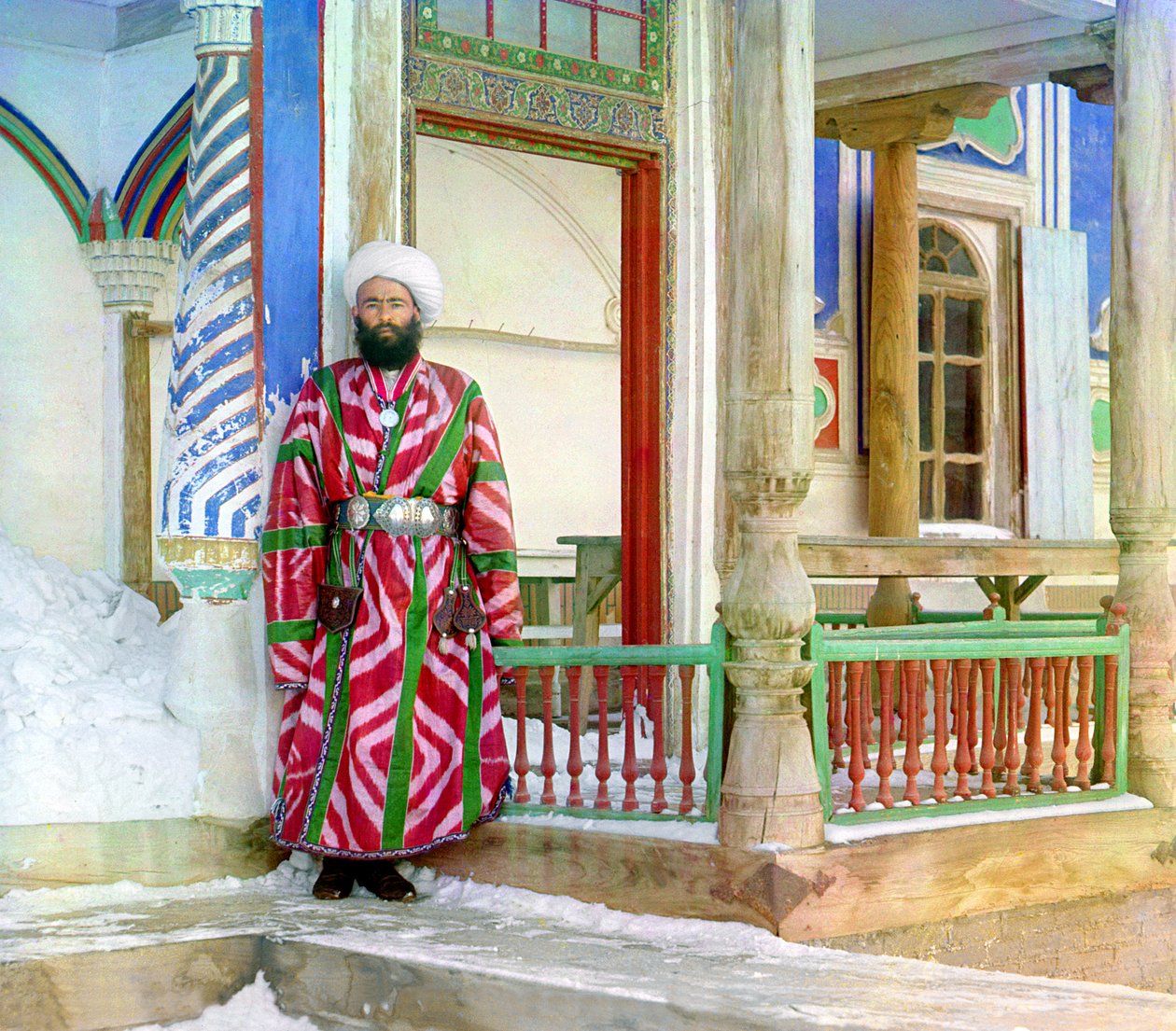 Buhara bürokrata egy épület előtt, Orosz Birodalom, 1905-15 között alkotó: Sergey Prokudin Gorsky