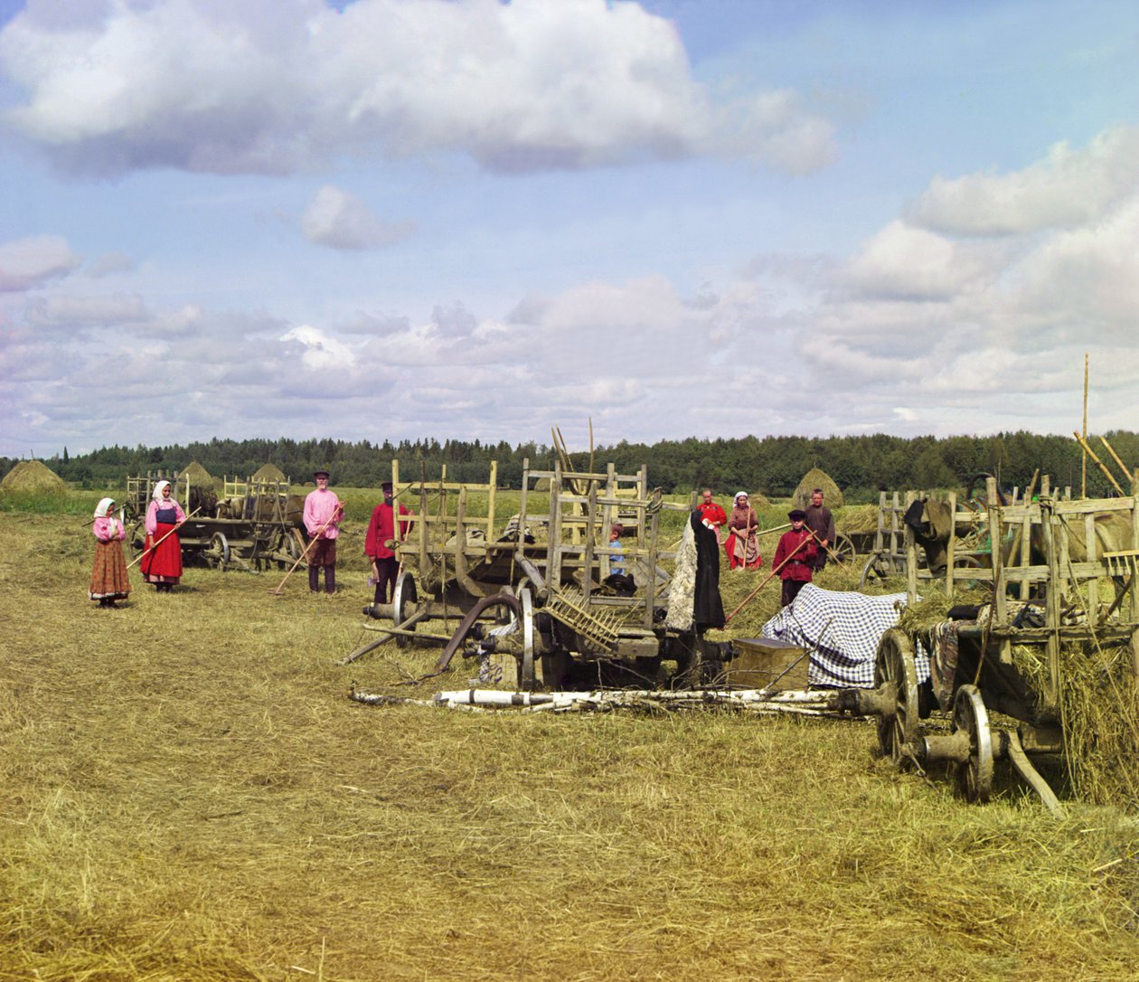 Szénát készítő parasztok, pihenőidő közelében, Orosz Birodalom, 1909 alkotó: Sergey Prokudin Gorsky