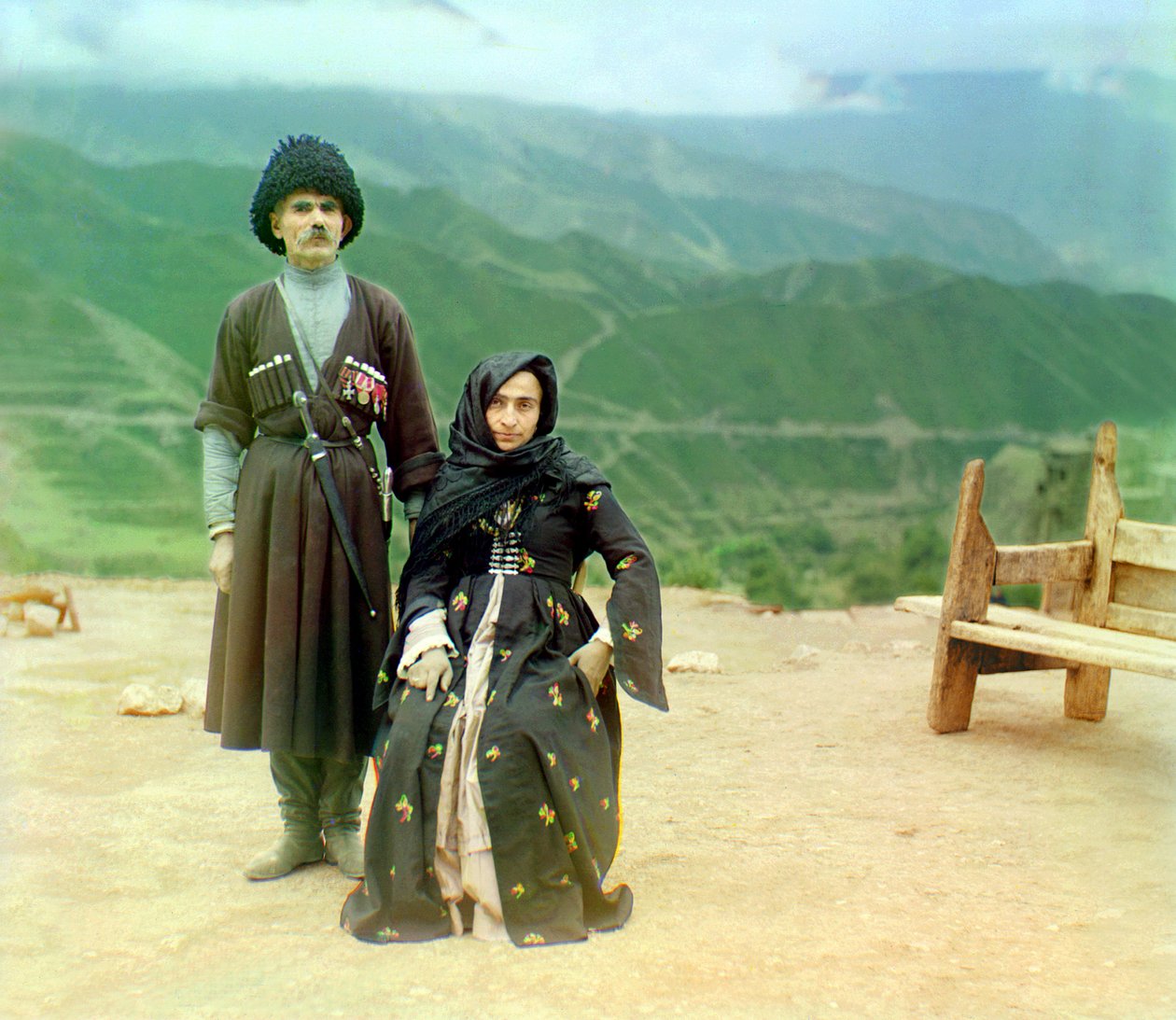 Dagesztáni típusok – érmes és tőrös férfi és fekete ruhás nő, Orosz Birodalom, 1905 és 1915 között alkotó: Sergey Prokudin Gorsky