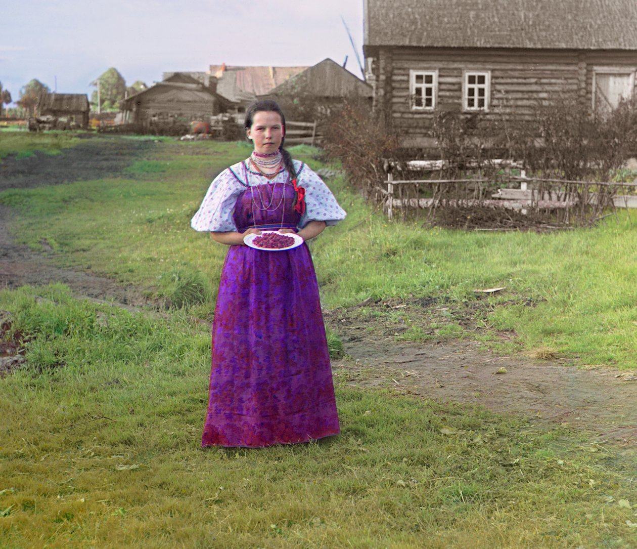 Lány eperrel egy tányéron, Orosz Birodalom, a „Kilátások a Mariinszkij-csatorna és a folyórendszer mentén”, 1909 alkotó: Sergey Prokudin Gorsky