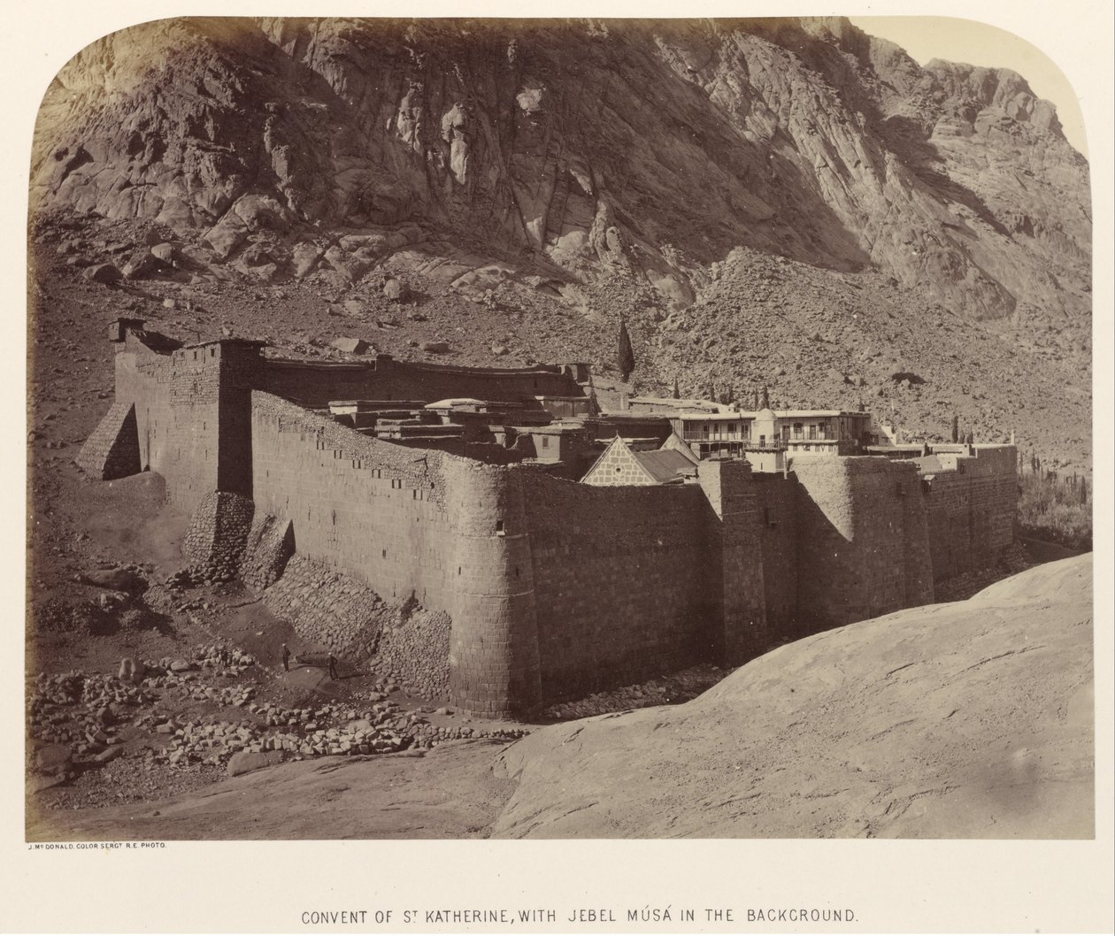 Szent Katalin kolostor, háttérben Jebel Músával alkotó: Sgt. James M. McDonald