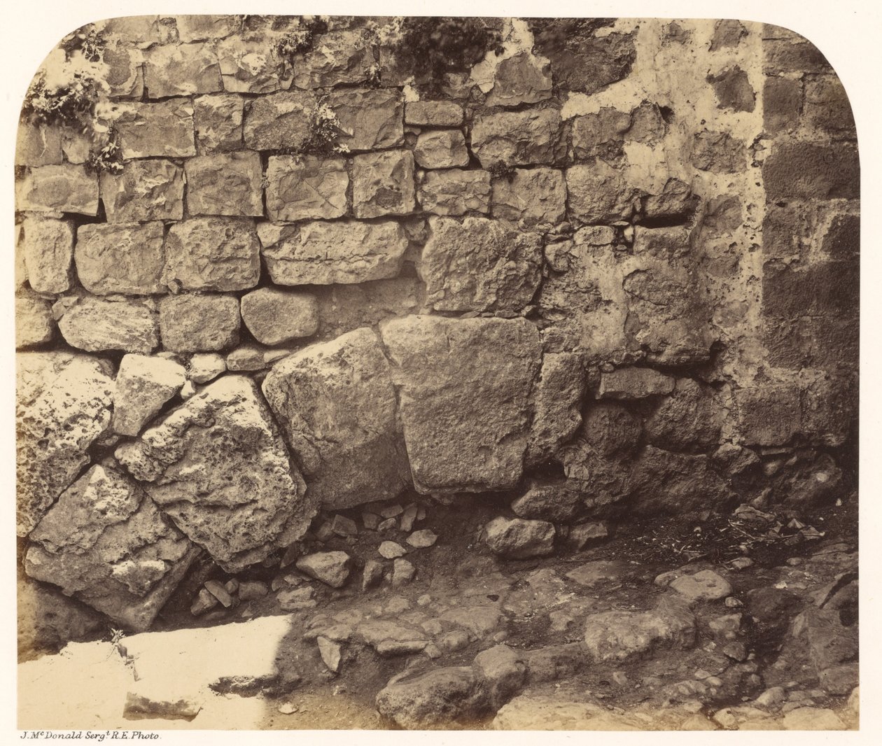 Egy régi boltív egy része a bazárok délnyugati végénél alkotó: Sgt. James M. McDonald