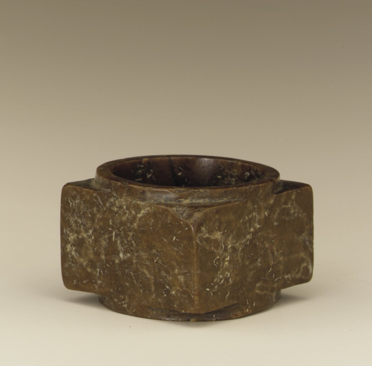 Cong (jade) alkotó: Shang Dynasty Chinese School
