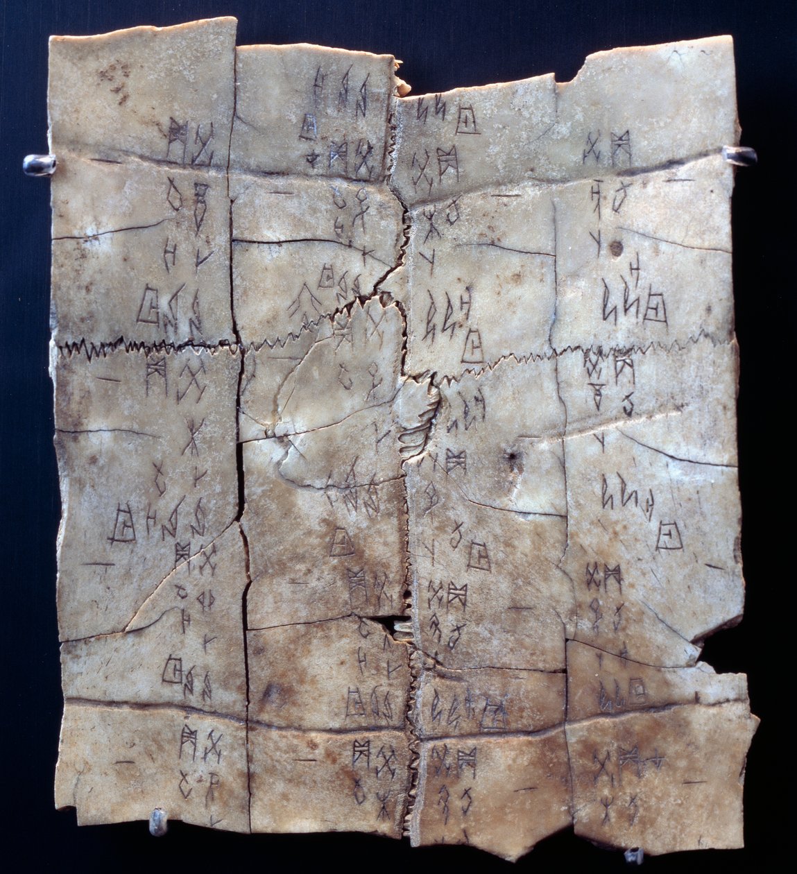 Piktogram a teknős plasztronon jósló szöveggel (teknős plastron) alkotó: Shang Dynasty Chinese School