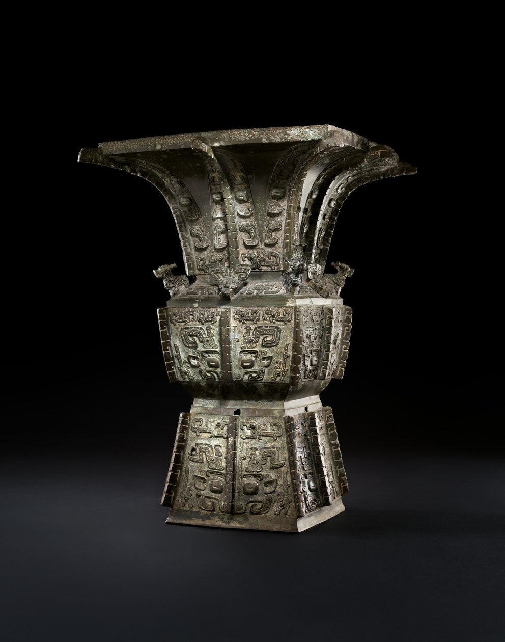 Rituális boros edény, Fangzun (bronz) alkotó: Shang Dynasty Chinese School