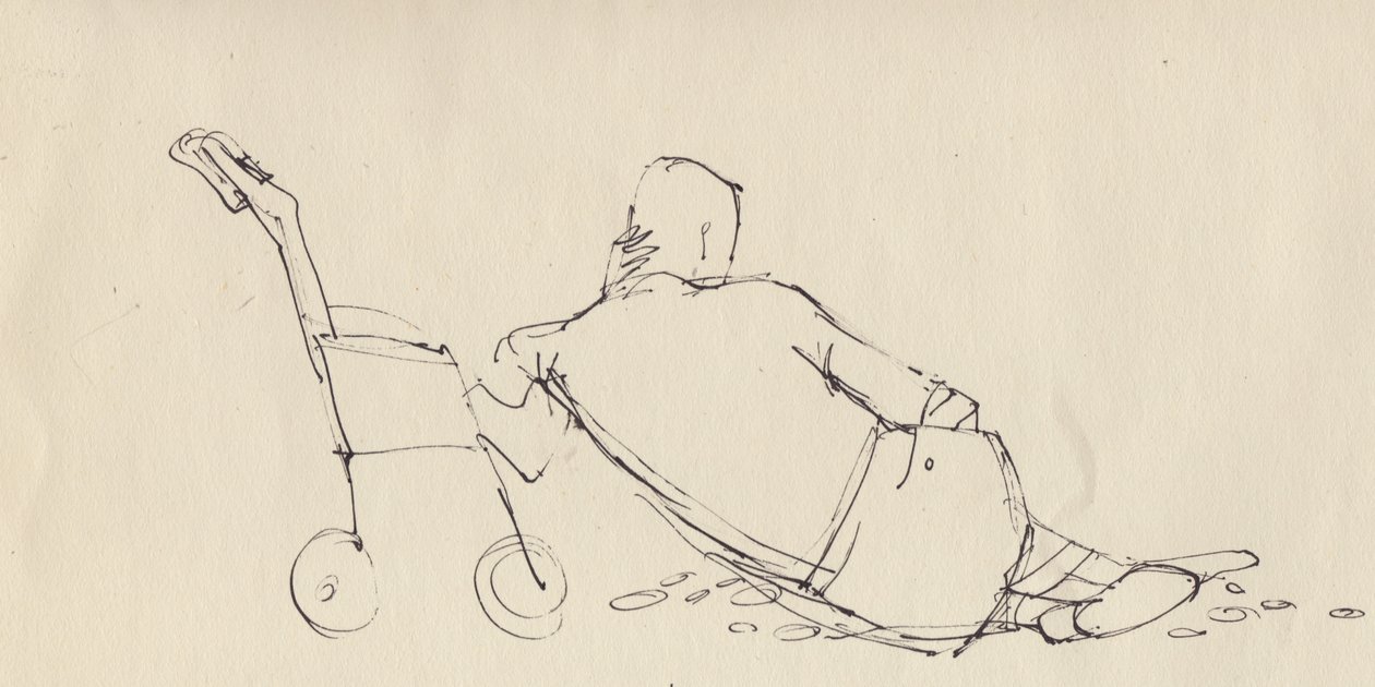 Férfi babakocsinak dőlve a strandon, c1950. alkotó: Shirley Markham
