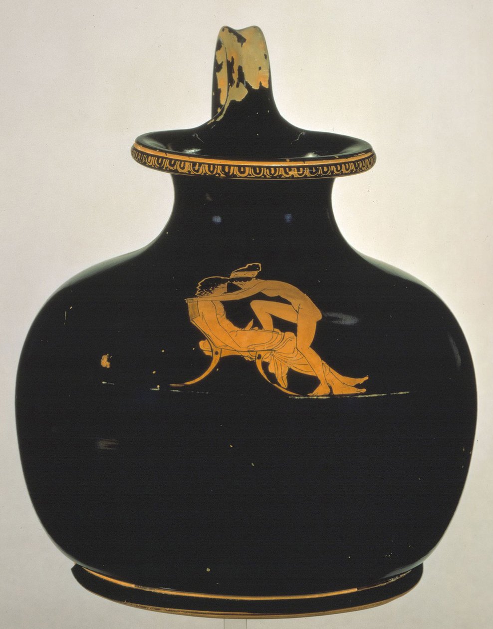 Oinochoe. Szerelmes, meztelen lány fiú ölébe mászik, Kr.e. 430 körül alkotó: Shuvalov Painter