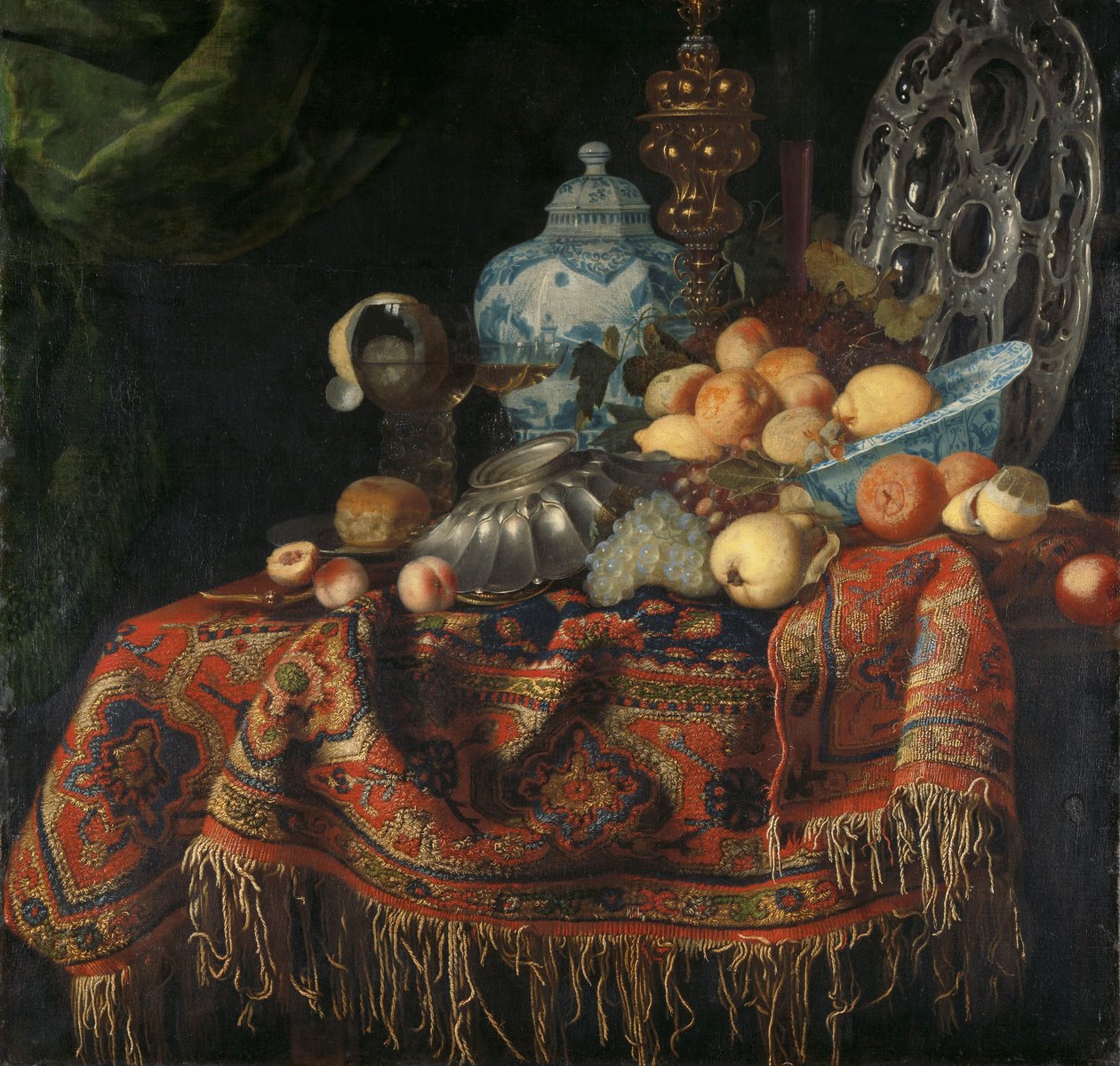 Csendélet gyümölccsel, tányérokkal és edényekkel a pulykaszőnyegen alkotó: Simon Luttichuys (attributed to)